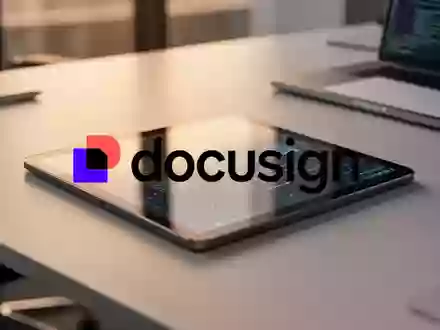 Abstraktes, modernes Büro-Ambiente mit digitalem Tablet als Symbol für Software-Effizienz und digitale Plattformen. - Foto: über boerse-global.de