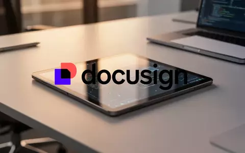 Abstraktes, modernes Büro-Ambiente mit digitalem Tablet als Symbol für Software-Effizienz und digitale Plattformen. - Foto: über boerse-global.de