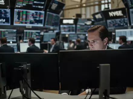 Ein Analyst blickt nachdenklich auf einen dunklen Monitor in einem modernen Bürogebäude. - Foto: über boerse-global.de