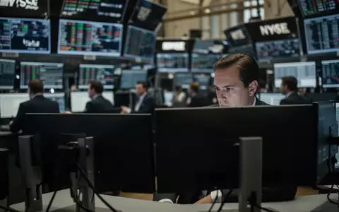 Ein Analyst blickt nachdenklich auf einen dunklen Monitor in einem modernen Bürogebäude. - Foto: über boerse-global.de