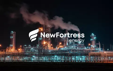 Industrielle Flüssigerdgas-Anlage bei Nacht mit komplexer Stahlstruktur und atmosphärischer Beleuchtung. - Foto: über boerse-global.de