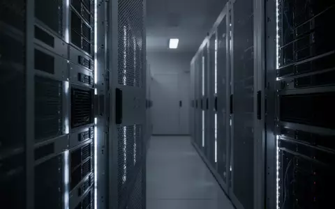 Ein minimalistisch beleuchteter Serverraum mit metallischen Schränken in einer sterilen, industriellen Umgebung. - Foto: über boerse-global.de