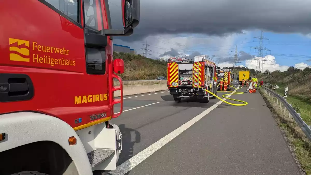 FW-Heiligenhaus: Lkw-Brand auf der A44 - Feuerwehr löscht brennende Fahrerkabine - Bild: presseportal.de