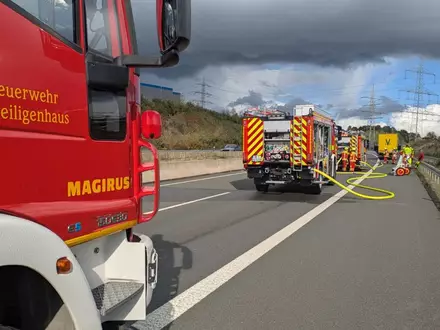 FW-Heiligenhaus: Lkw-Brand auf der A44 - Feuerwehr löscht brennende Fahrerkabine - Foto: presseportal.de