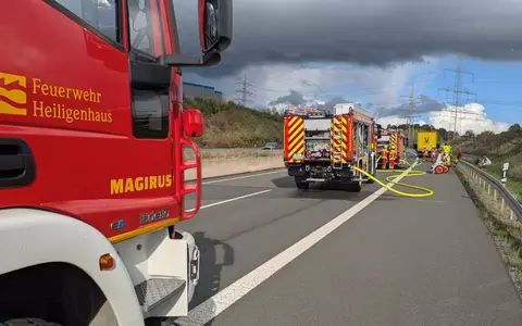 FW-Heiligenhaus: Lkw-Brand auf der A44 - Feuerwehr löscht brennende Fahrerkabine - Foto: presseportal.de
