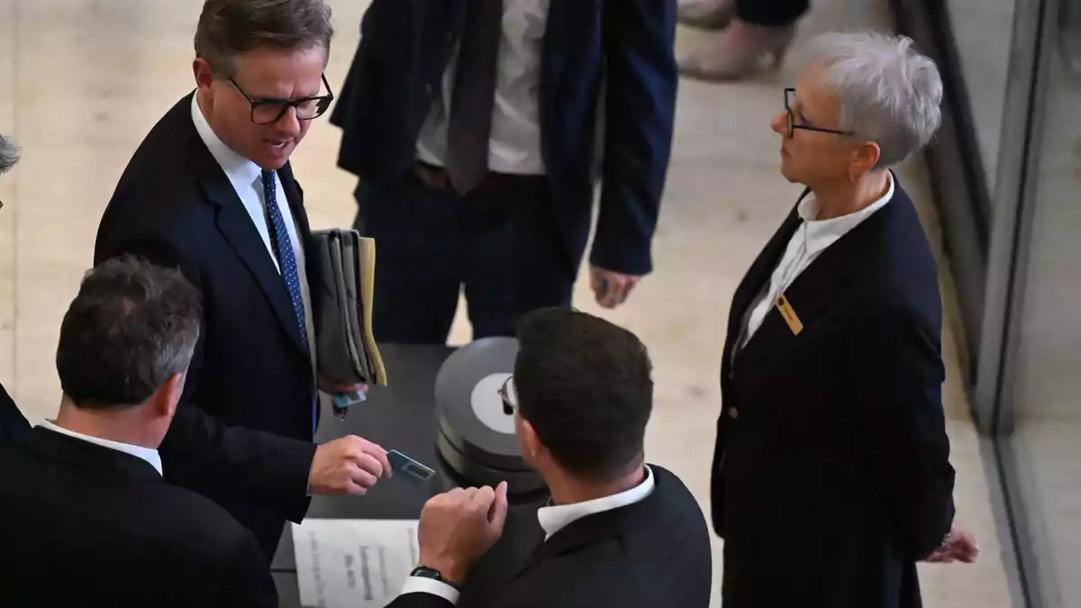 Der Bundestag stimmte für die Forderung nach mehr Daten zu Bluttests bei Schwangeren. - Bild: Michael Brandt/dpa