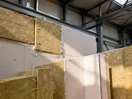 Materialien zur Brandschutzdämmung und feuerfeste Trennwände in einem modernen Industriegebäude. - Foto: über boerse-global.de