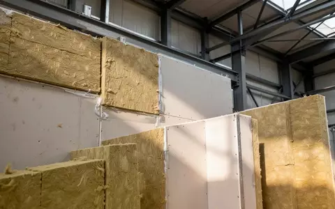 Materialien zur Brandschutzdämmung und feuerfeste Trennwände in einem modernen Industriegebäude. - Foto: über boerse-global.de