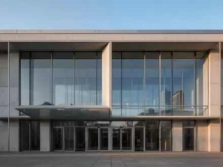 Moderne Architektur eines Behördengebäudes bei klarem Tageslicht, die Transparenz und Ordnung symbolisiert. - Foto: über boerse-global.de