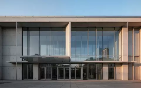 Moderne Architektur eines Behördengebäudes bei klarem Tageslicht, die Transparenz und Ordnung symbolisiert. - Foto: über boerse-global.de