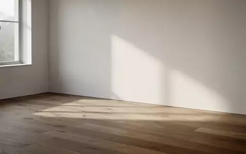 Ein minimalistischer, lichtdurchfluteter Raum mit sanften Schatten auf einem Holzboden, der eine ruhige und klare Atmosphäre ausstrahlt. - Foto: über boerse-global.de