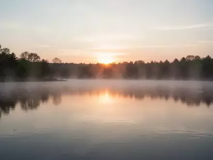 Symbolbild: ruhiger See bei Sonnenaufgang - Foto: über boerse-global.de