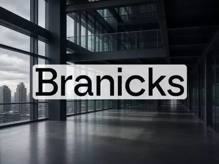 Abstraktes, düsteres Bürogebäude bei bewölktem Himmel als Symbol für eine angespannte Marktlage in der Immobilienbranche. - Foto: über boerse-global.de