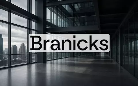 Abstraktes, düsteres Bürogebäude bei bewölktem Himmel als Symbol für eine angespannte Marktlage in der Immobilienbranche. - Foto: über boerse-global.de