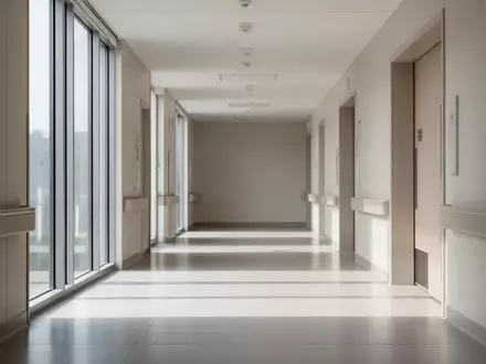 Ein ruhiger, moderner Krankenhausflur mit natürlichem Lichteinfall und minimalistischer Architektur. - Foto: über boerse-global.de