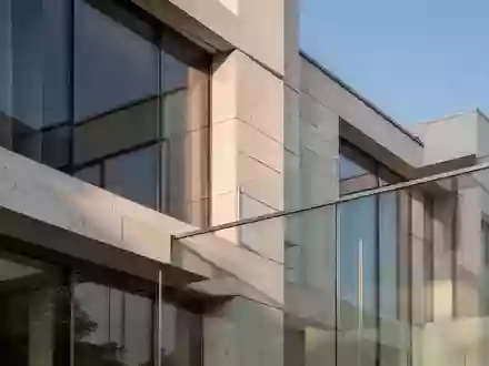 Moderne Architekturfassade eines hochwertigen Wohngebäudes in München mit klaren geometrischen Linien und Glasflächen. - Foto: über boerse-global.de