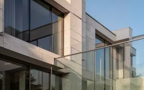 Moderne Architekturfassade eines hochwertigen Wohngebäudes in München mit klaren geometrischen Linien und Glasflächen. - Foto: über boerse-global.de