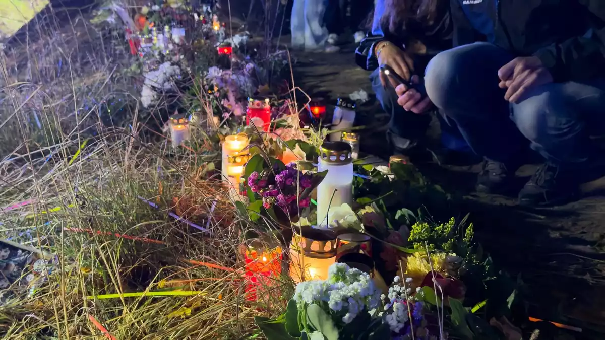 Am Abend nach dem schlimmen Unfall wurde an der Unfallstelle der Verunglückten gedacht - Bild: Marco Porzig/dpa