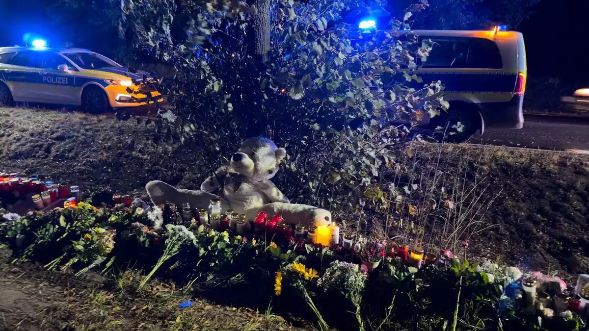 Am Unfallort lagen am Abend nach dem schweren Unfall Kerzen und Blumen. - Bild: Marco Porzig/dpa