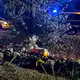 Am Unfallort lagen am Abend nach dem schweren Unfall Kerzen und Blumen. - Bild: Marco Porzig/dpa