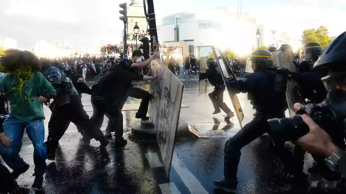 Die Schulproteste in Frankreich dauern an. - Bild: Teresa Suarez/AP/dpa