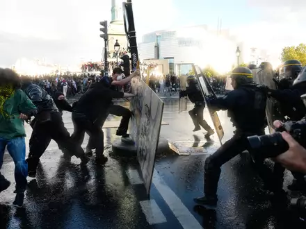 Die Schulproteste in Frankreich dauern an. - Foto: Teresa Suarez/AP/dpa