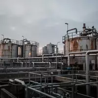 Industrielle Kläranlage mit großen Metalltanks und Rohrleitungssystemen bei Dämmerung. - Foto: über boerse-global.de