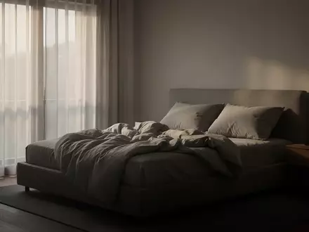 Ein ungemachtes Bett in einem ruhig beleuchteten Schlafzimmer am frĂĽhen Morgen. - Foto: ĂĽber boerse-global.de