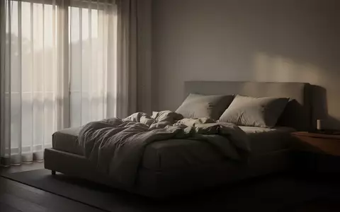 Ein ungemachtes Bett in einem ruhig beleuchteten Schlafzimmer am frühen Morgen. - Foto: über boerse-global.de