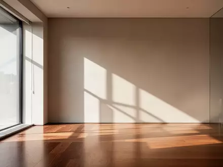 Ein minimalistischer, heller Innenraum mit klaren Linien und natĂĽrlichem Licht, das geometrische Schatten auf eine Wand wirft. - Foto: ĂĽber boerse-global.de