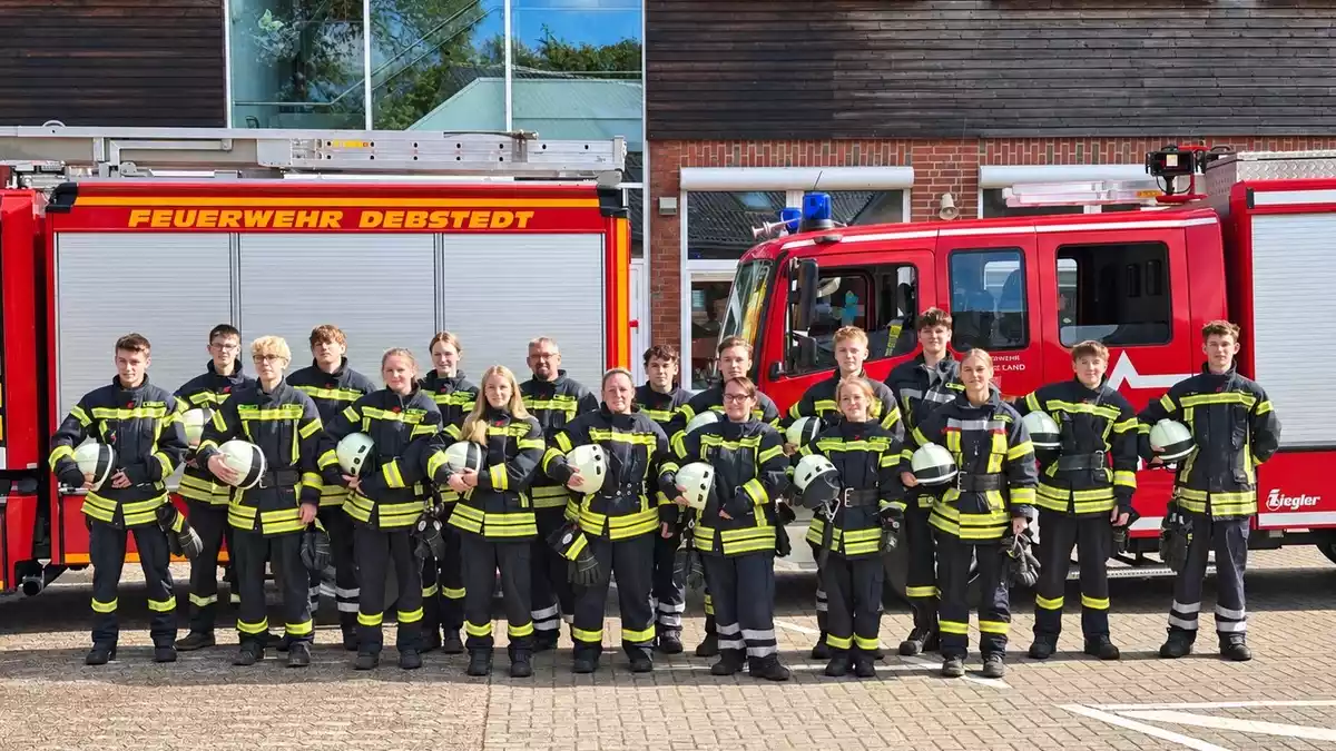 FW Geestland: Engagement für die Gemeinschaft: 18 Einsatzkräfte verstärken die Feuerwehr Geestland - Bild: presseportal.de