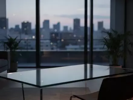 Ein minimalistischer, modern eingerichteter Raum bei Dämmerung, der eine ruhige und private Atmosphäre vermittelt. - Foto: über boerse-global.de