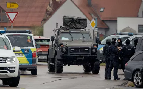 Nach den Schüssen auf zwei Behördenmitarbeiter verschanzte sich der mutmaßliche Täter in einem Haus. - Foto: Tizian Gerbing/dpa