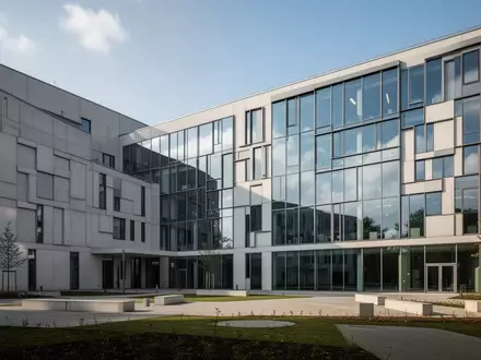 Moderne Forschungsneubauten aus Glas und Beton auf dem Campus der Universitätsmedizin Münster bei Tageslicht. - Foto: über boerse-global.de