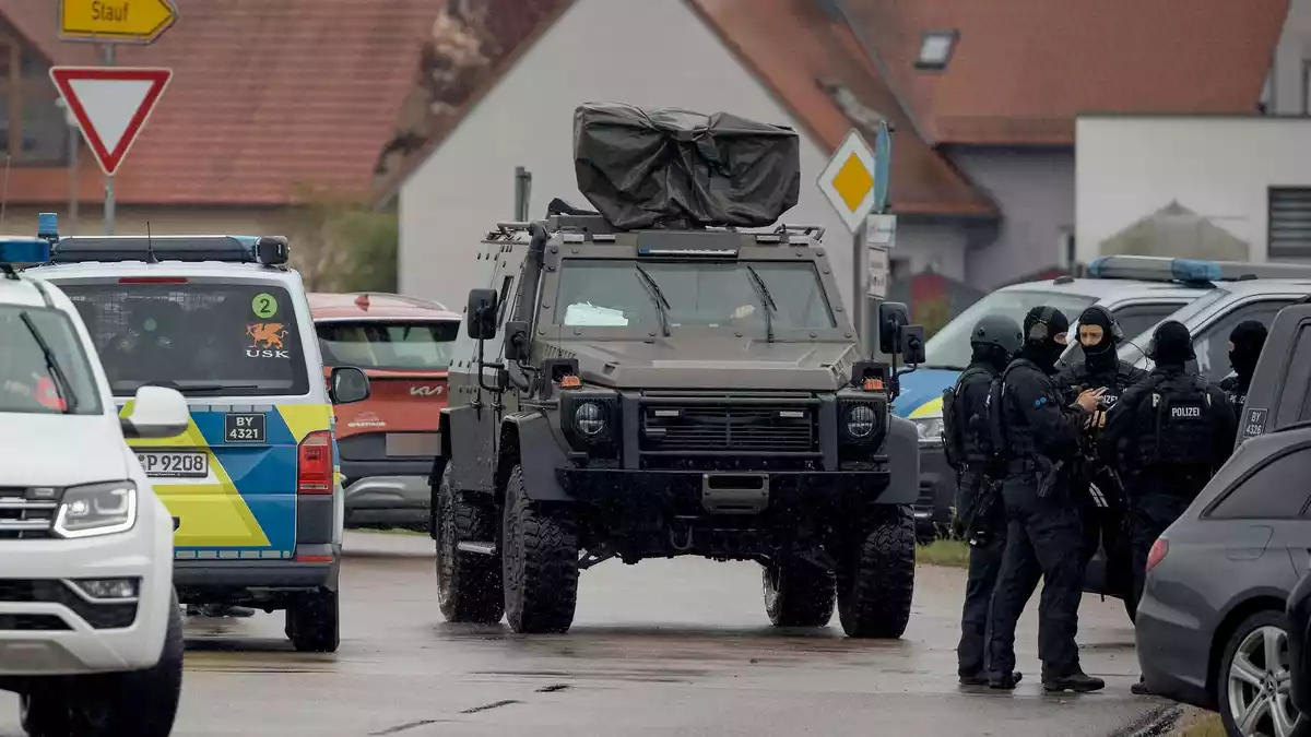 Nach den Schüssen auf zwei Behördenmitarbeiter verschanzte sich der mutmaßliche Täter in einem Haus. - Bild: Tizian Gerbing/dpa
