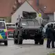 Nach den Schüssen auf zwei Behördenmitarbeiter verschanzte sich der mutmaßliche Täter in einem Haus. - Bild: Tizian Gerbing/dpa