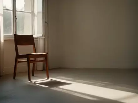 Ein heller, minimalistisch eingerichteter Raum mit einem leeren Stuhl im Sonnenlicht, der eine ruhige Atmosphäre vermittelt. - Foto: über boerse-global.de