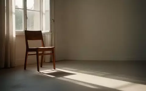 Ein heller, minimalistisch eingerichteter Raum mit einem leeren Stuhl im Sonnenlicht, der eine ruhige Atmosphäre vermittelt. - Foto: über boerse-global.de