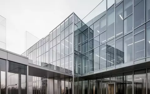 Ein modernes Bürogebäude aus Glas und Stahl bei Tageslicht. - Foto: über boerse-global.de