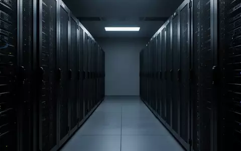 Reihen dunkler, unbeschrifteter Server-Racks in einem minimalistischen, kühlen Serverraum. - Foto: über boerse-global.de