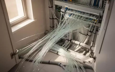 Nahaufnahme von Glasfaserkabeln in einem modernen Hausanschlussraum bei natürlichem Lichteinfall. - Foto: über boerse-global.de