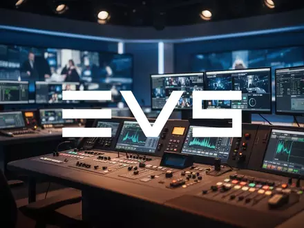 Abstrakte Darstellung eines professionellen Fernseh-Regieraums in stimmungsvoller Beleuchtung. - Foto: über boerse-global.de