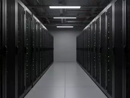 Leere Serverraum-Infrastruktur mit dunklen Metall-Serverracks und blinkenden Statusleuchten. - Foto: über boerse-global.de