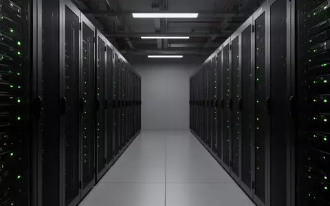 Leere Serverraum-Infrastruktur mit dunklen Metall-Serverracks und blinkenden Statusleuchten. - Foto: über boerse-global.de