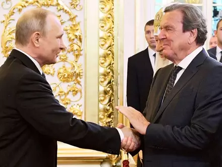 Schröder zählte zu Putins Gratulanten. (Archivbild) - Foto: Alexei Druzhinin/POOL SPUTNIK KREMLIN/AP/dpa