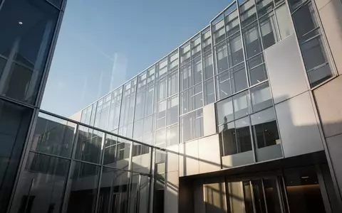 Moderne Glas- und Stahlfassade eines Regierungsgebäudes vor blauem Himmel - Foto: über boerse-global.de