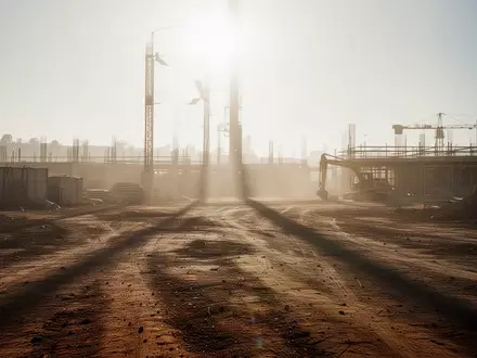 Eine staubige, trockene Baustelle bei intensiver Mittagshitze unter einem wolkenlosen Himmel. - Foto: über boerse-global.de