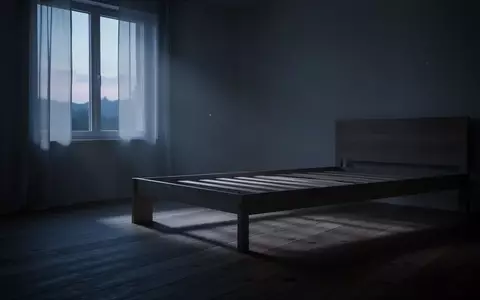 Ein minimalistisches Schlafzimmer bei einsetzendem Tagesanbruch mit sanftem, durch ein Fenster einfallendem Licht. - Foto: über boerse-global.de