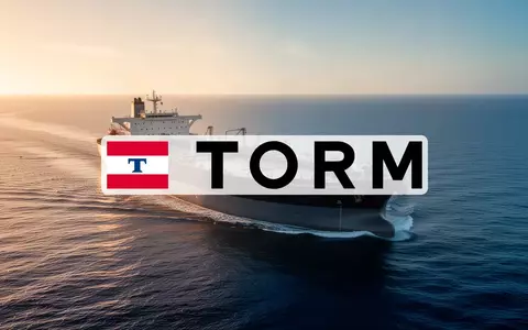 Ein moderner Öltanker auf dem offenen Meer bei Sonnenuntergang als Symbol für die Flottenmodernisierung in der Schifffahrt. - Foto: über boerse-global.de