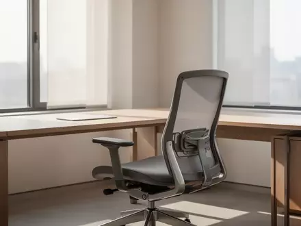 Ein heller, minimalistischer Arbeitsplatz mit einem leeren ergonomischen Bürostuhl und einem Schreibtisch bei Tageslicht. - Foto: über boerse-global.de